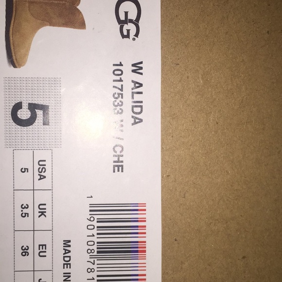 UGG - Picture 3 of 5